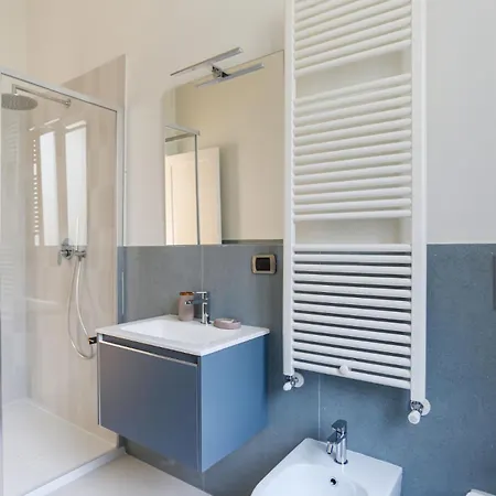 The Rent - Spacious Three-bedroom In The Heart Of *
